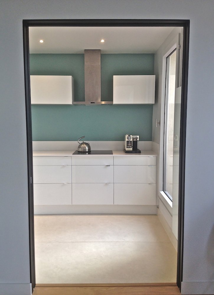 Rénovation d'un grand duplex parisien - Charenton Le Pont 5 Porte_coulissante_verre _entre_salon_cuisine_R