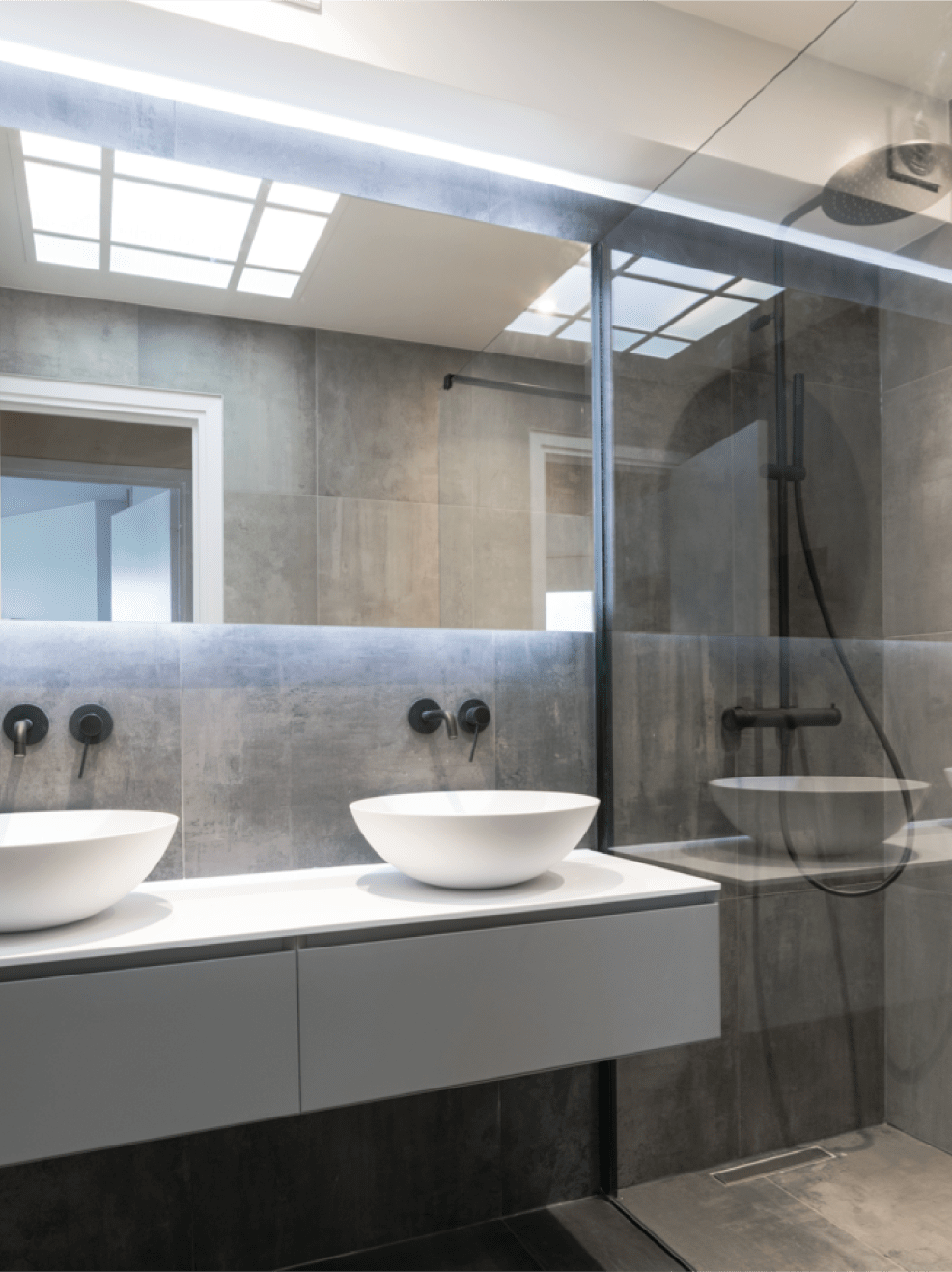 Salle de bain grise avec double vasque posée et douche vitrée – appartement rénové Paris 13