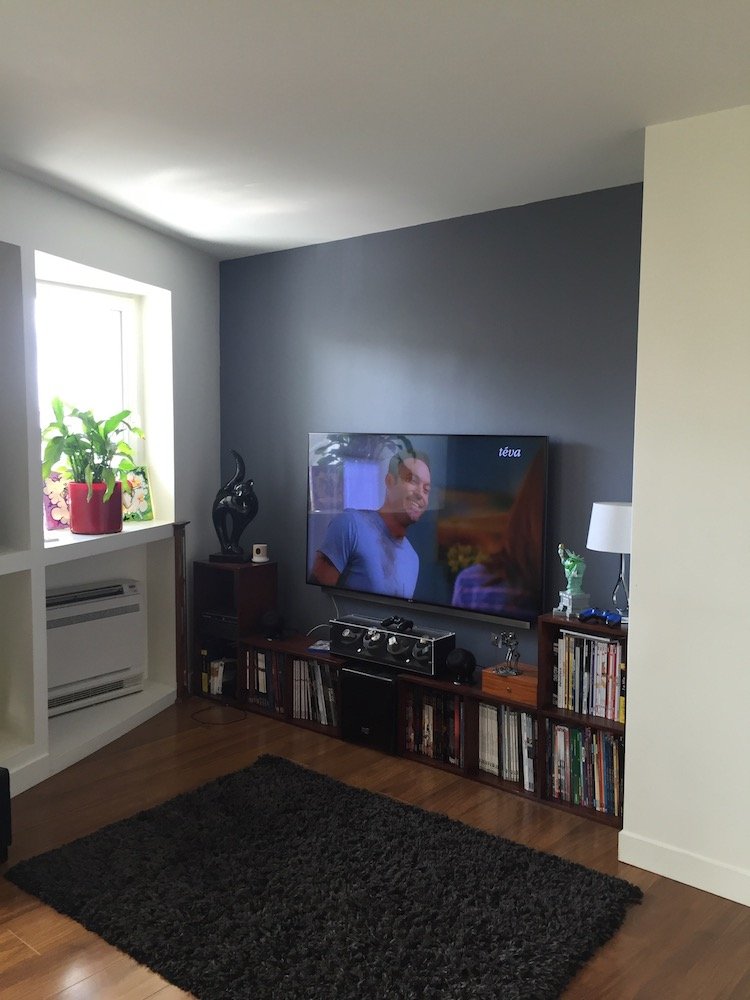 Coin TV avec mur gris et étagère de disques avant décoration – appartement Charenton-le-Pont