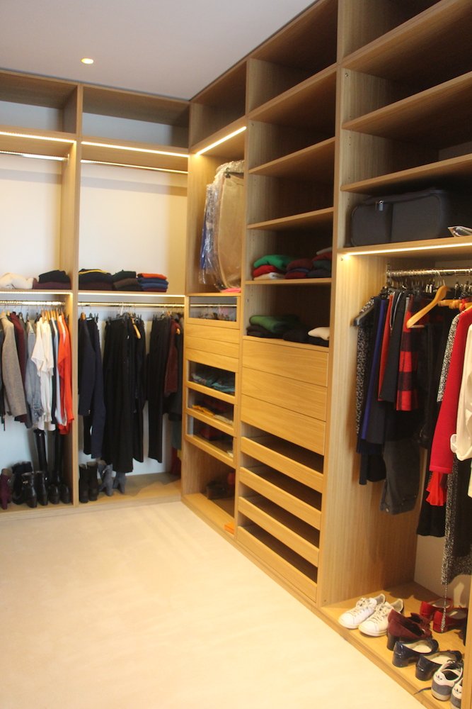 Dressing sur mesure en bois éclairé – appartement haussmannien rénové Paris 16