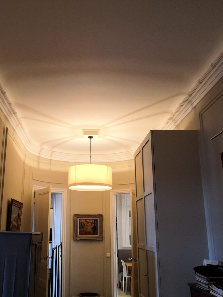 Entrée ovale avec moulures et suspension abat-jour avant rénovation – appartement haussmannien Paris 16