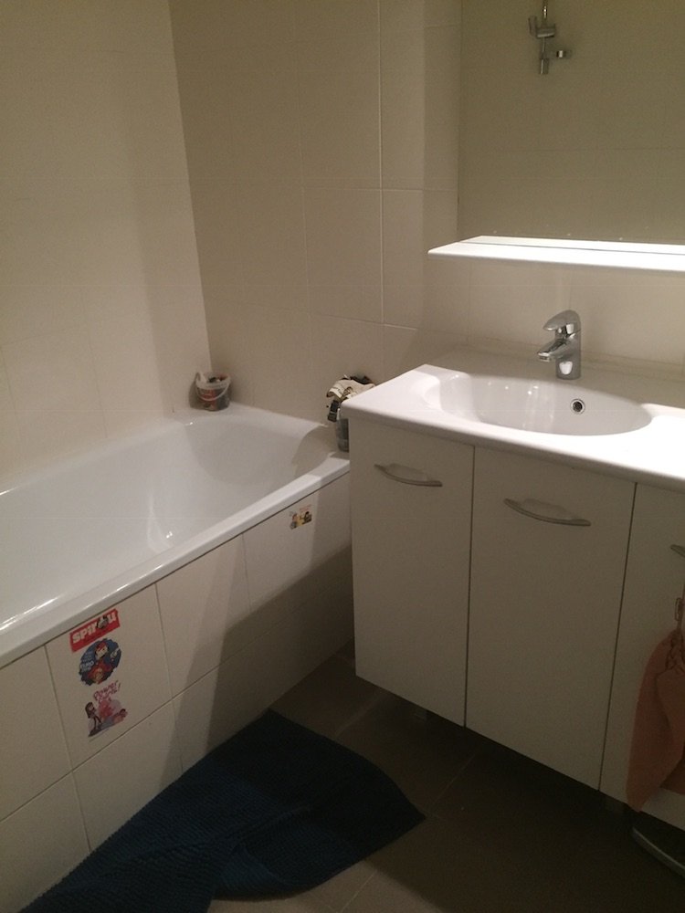 Salle de bain blanche avec baignoire avant rénovation – duplex Vincennes