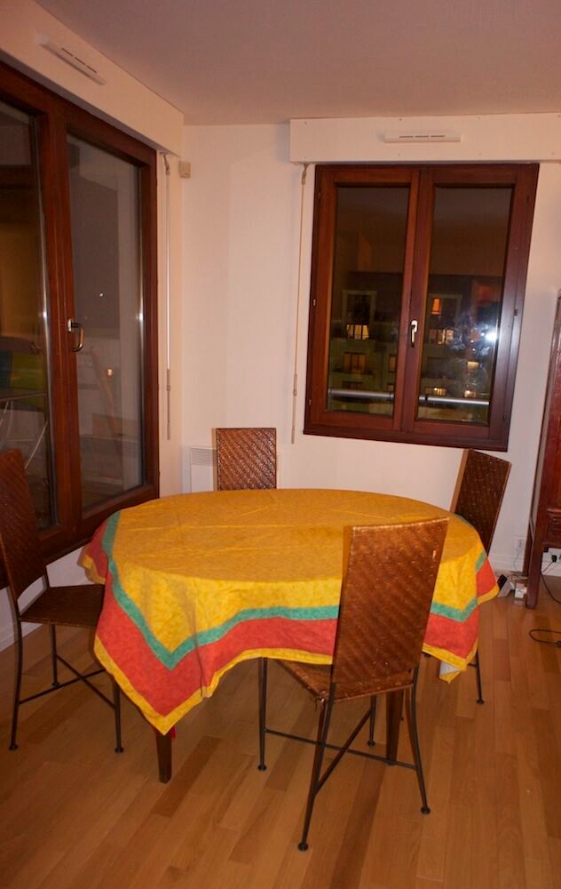 Salle à manger avec table nappée avant rénovation – duplex Vincennes