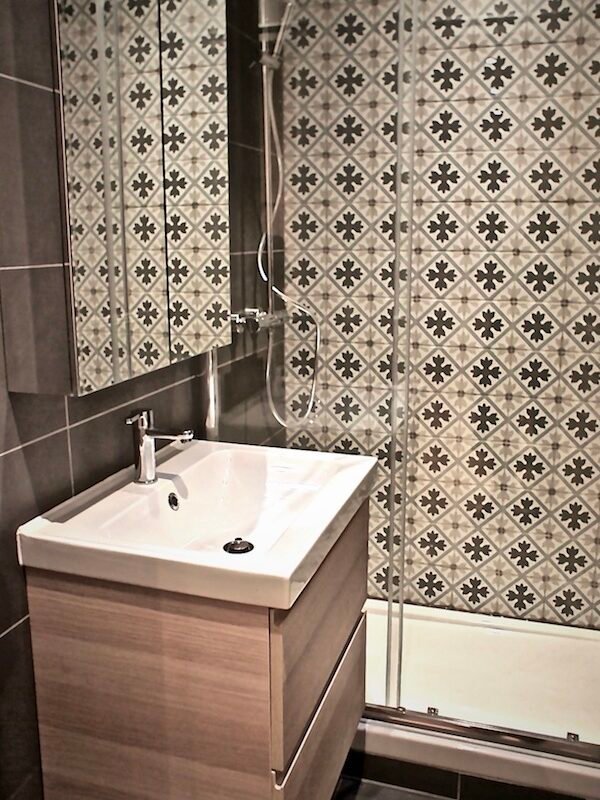 Aménagement de combles - Paris 16 6 Salle de douche avec meuble vasque en bois et carreaux de ciment – combles aménagés Paris 16
