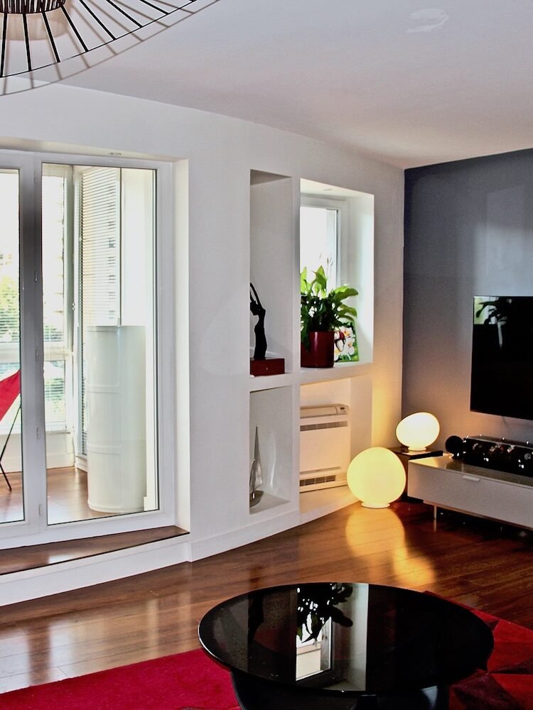 Aménagement & décoration intérieure d'un appartement - Charenton Le Pont 4 salon avec Niches blanches éclairées et table basse en verre noir – décoration intérieure Charenton-le-Pont