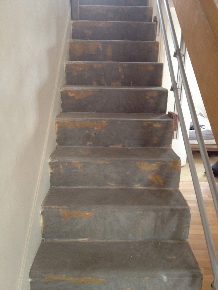 Escalier carrelé gris usé avant rénovation – duplex Vincennes