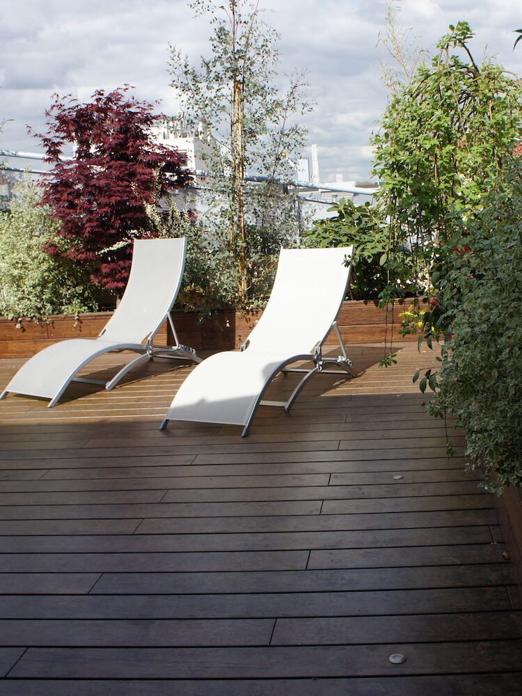 Toit-terrasse en lames de bois entourée de jardinières plantées – duplex rénové Vincennes