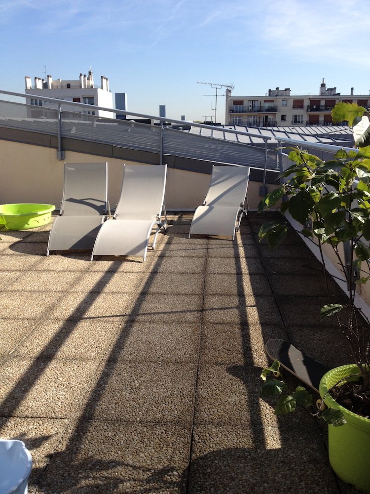 Toit-terrasse en dalles béton avec transats avant rénovation – duplex Vincennes