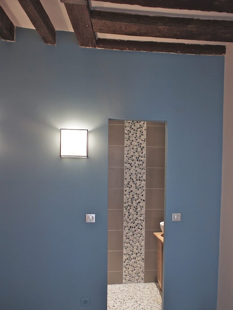Rénovation d'un appartement ancien - Le Marais, Paris 3 6 chambre avec Mur bleu gris, applique carrée et accès à la salle d'eau – appartement ancien rénové Le Marais