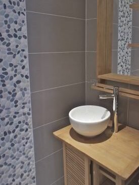 Rénovation d'un appartement ancien - Le Marais, Paris 3 8 Salle de bain avec vasque posée sur meuble en bois et galets – appartement rénové Le Marais Paris 3