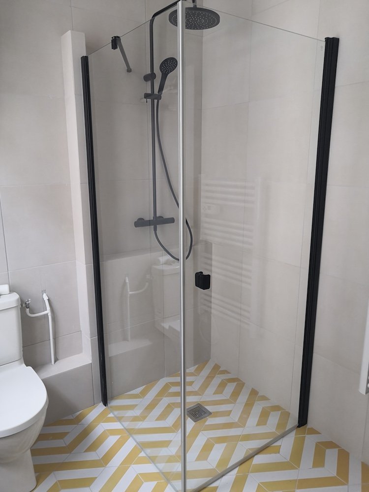 Aménagement d'un studio de 25m² - Paris 10 6 Salle de bain avec Douche à l'italienne avec sol à chevrons jaunes et paroi vitrée – studio rénové Paris 10