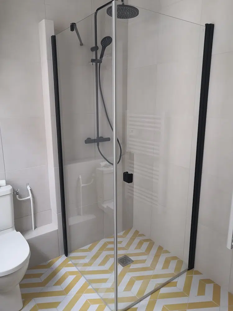Aménagement d'un studio de 25m² - Paris 10 6 Salle de bain avec Douche à l'italienne avec sol à chevrons jaunes et paroi vitrée – studio rénové Paris 10