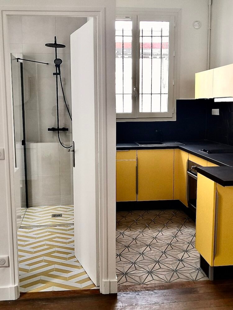 Aménagement d'un studio de 25m² - Paris 10 2 Cuisine jaune et salle de douche aux carreaux de ciment – studio 25 m² rénové Paris 10
