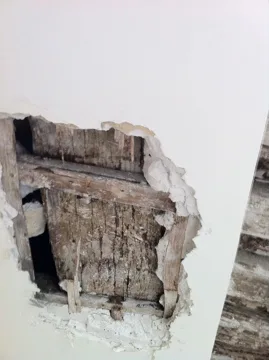 Poutre ancienne dégradée mise à nu pendant le chantier – appartement du Marais Paris 3