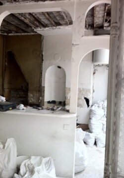 Pièce en démolition avec arches et gravats – appartement ancien Le Marais Paris 3