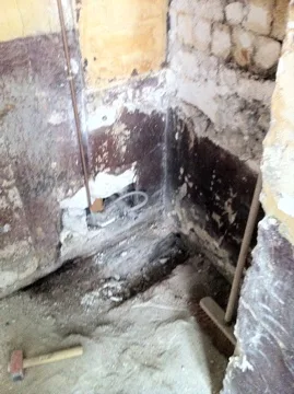 Salle d'eau insalubre en cours de démolition – appartement Le Marais Paris 3