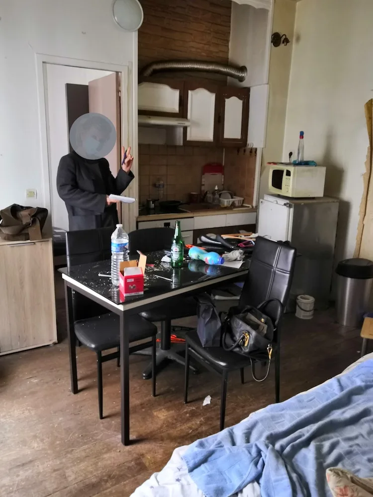 Pièce encombrée avec kitchenette vétuste avant rénovation – studio 25 m² Paris 10