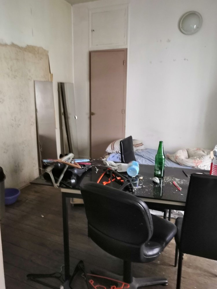 Pièce délabrée et encombrée avant aménagement – studio Paris 10
