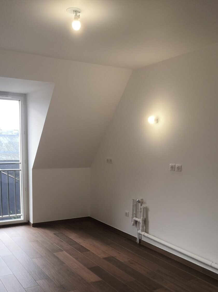 Pièce mansardée vide avant aménagement de la cuisine – appartement Deauville