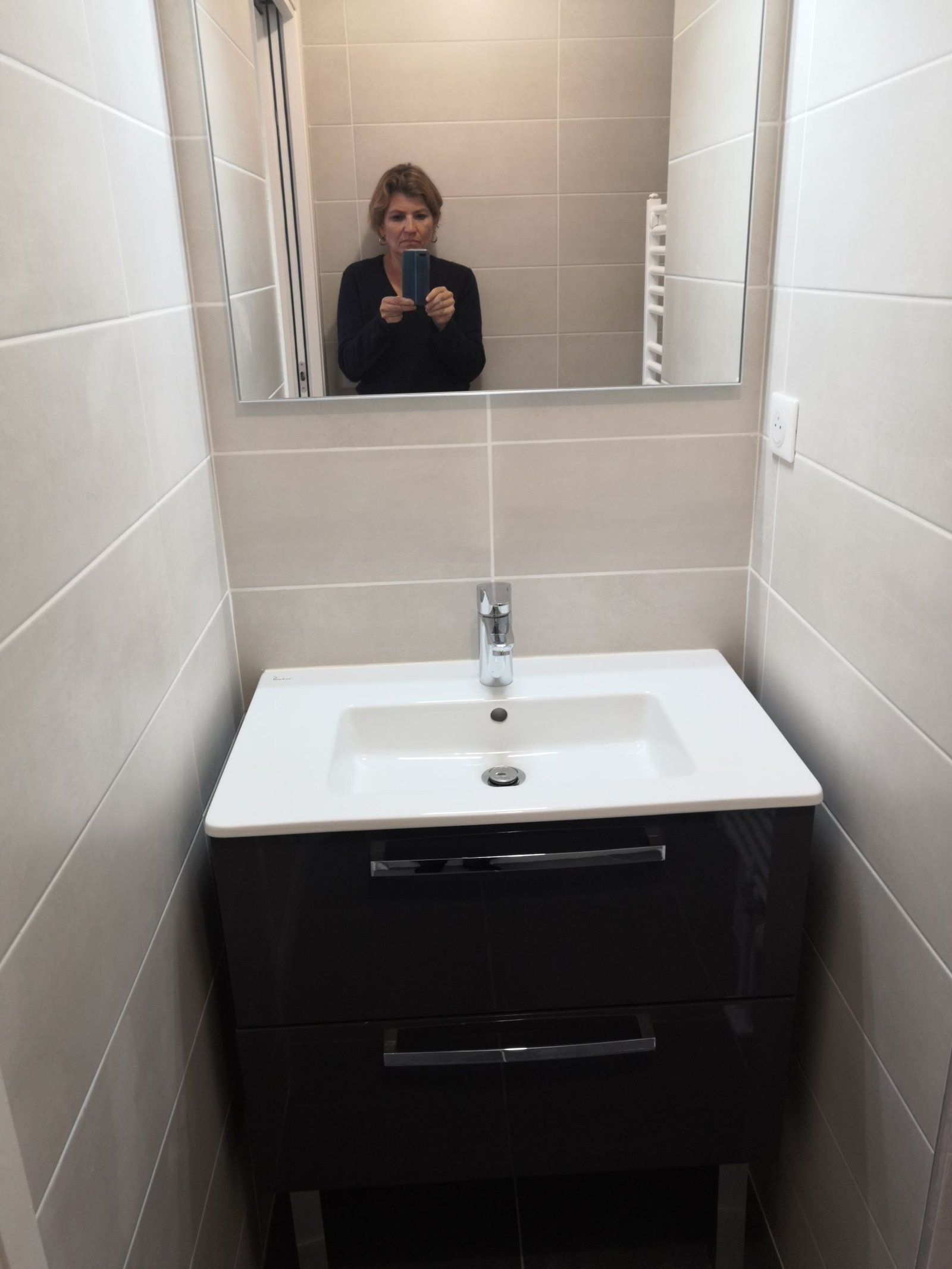 Salle d'eau standard avec meuble vasque noir avant aménagement – appartement Deauville