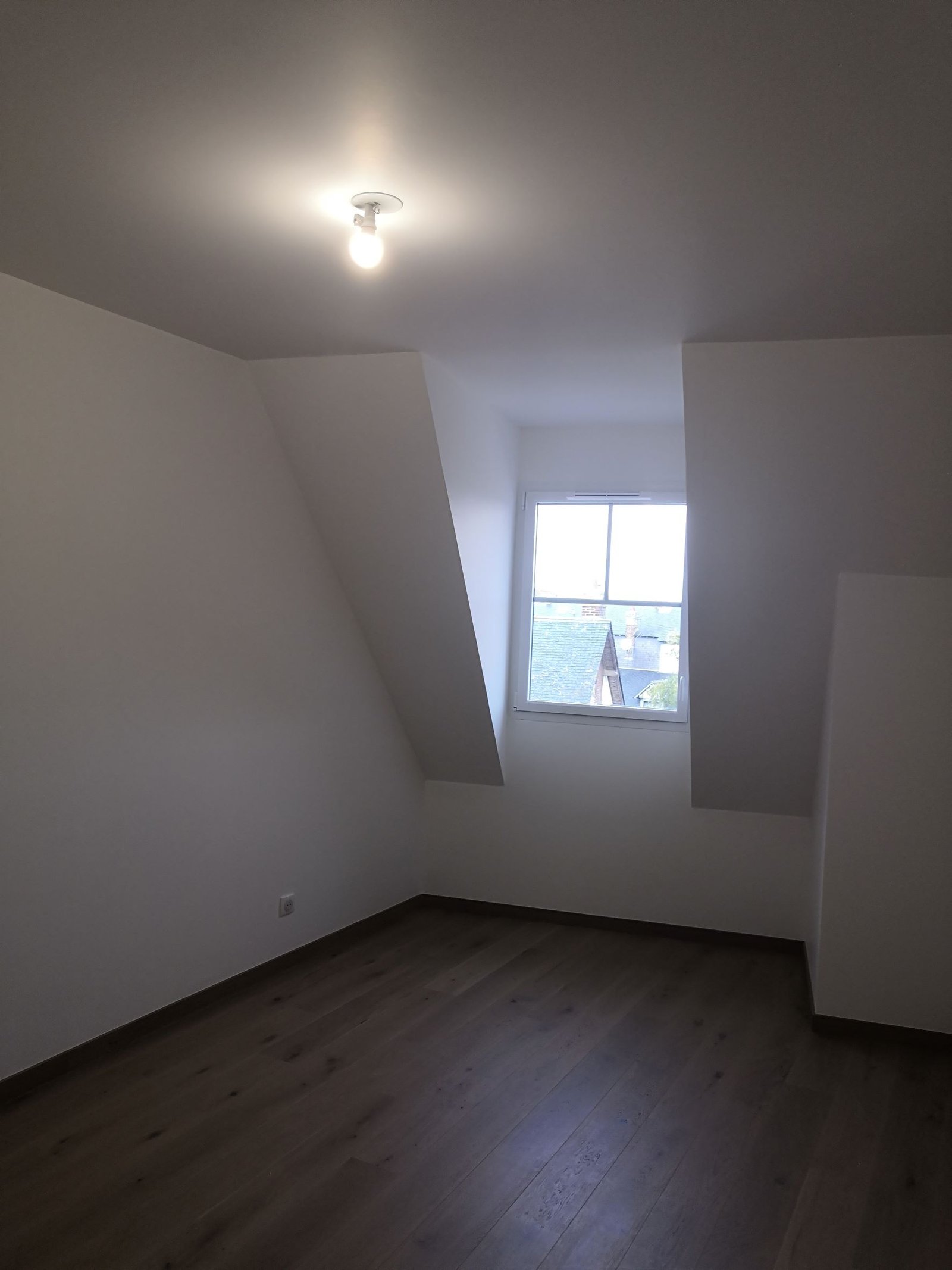 Chambre mansardée vide avant aménagement – appartement Deauville