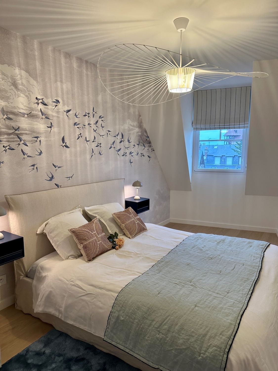 Rénovation & aménagement d'un appartement - Deauville 6 Chambre avec papier peint aux oiseaux et suspension en plumes – appartement design Deauville