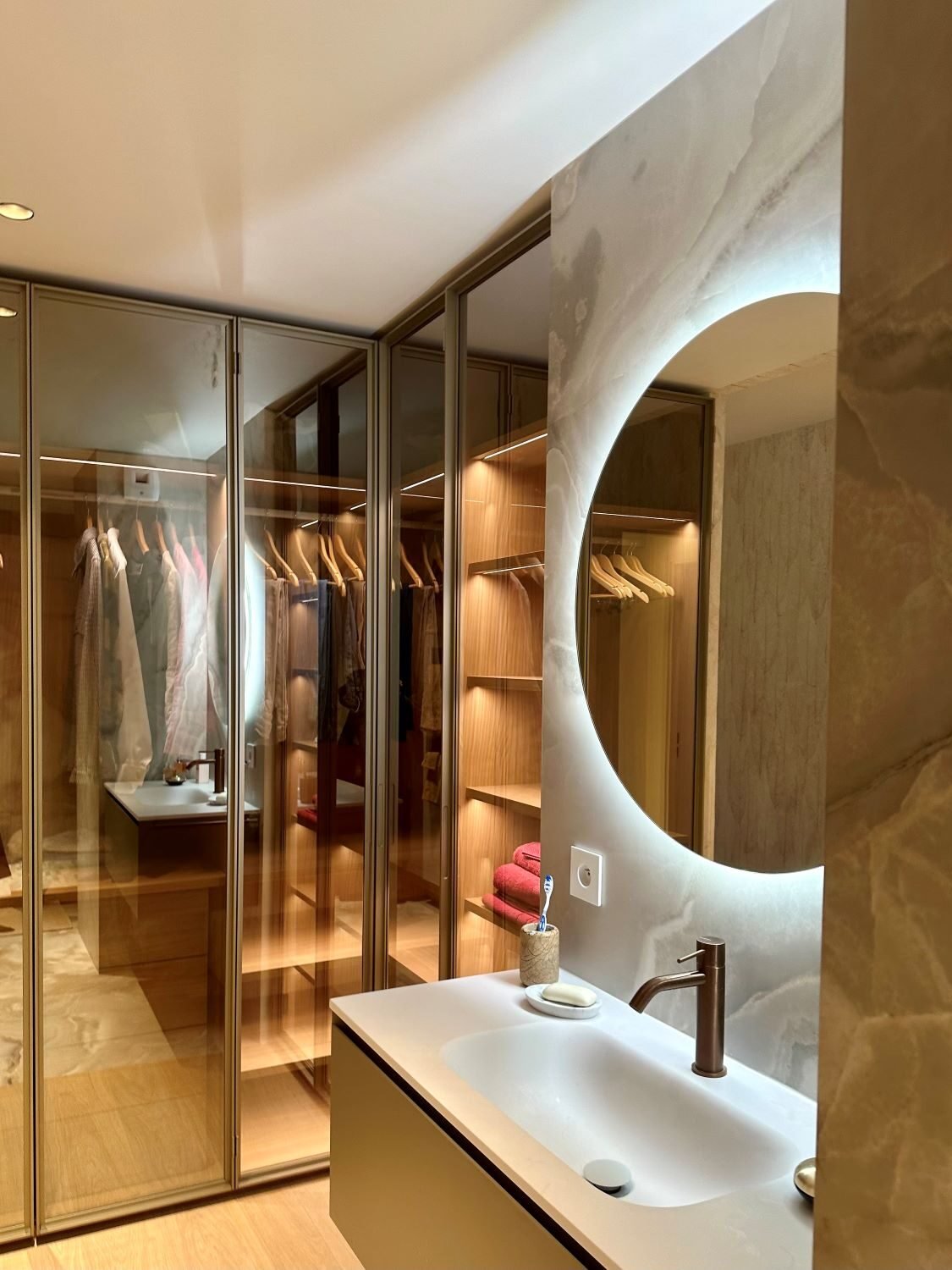 Rénovation & aménagement d'un appartement - Deauville 8 Salle de bain avec dressing vitré et miroir rond lumineux – appartement design Deauville