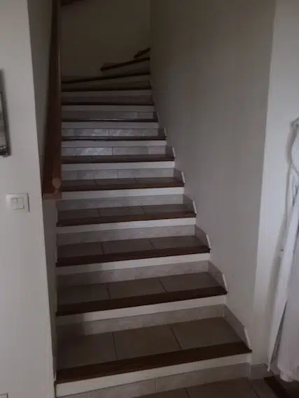 Ancien escalier carrelé marron et blanc avant rénovation – maison néo-provençale à Hyères