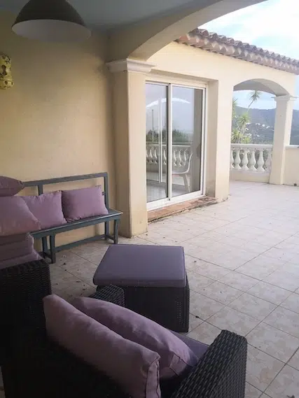 Terrasse couverte sous les arches avant la création de l'extension – maison néo-provençale à Hyères