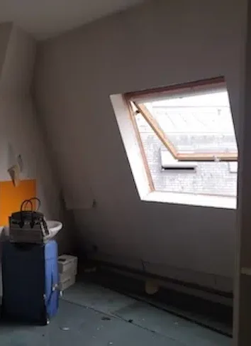 Pièce sous combles avec fenêtre de toit avant rénovation – Boulogne-Billancourt