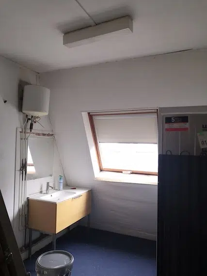 Chambre de service mansardée avec lavabo et chauffe-eau avant rénovation – combles Boulogne-Billancourt