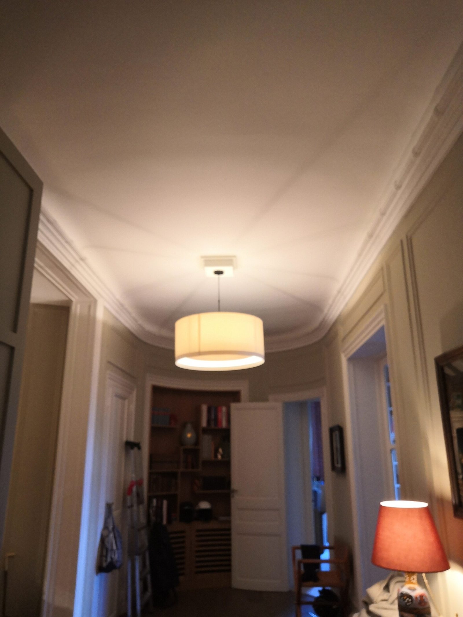 Couloir d'entrée avec bibliothèque avant rénovation – appartement haussmannien Paris 16