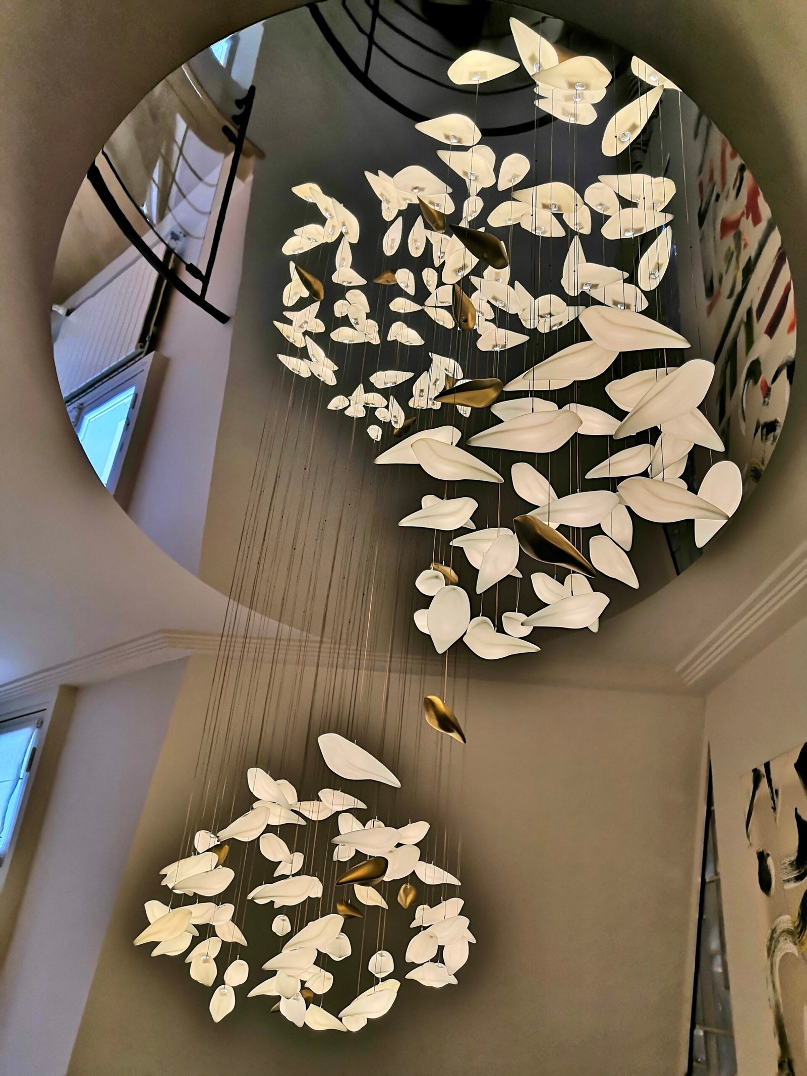 Lustre suspendu en feuilles de porcelaine dans la cage d'escalier – éclairage duplex Paris 7