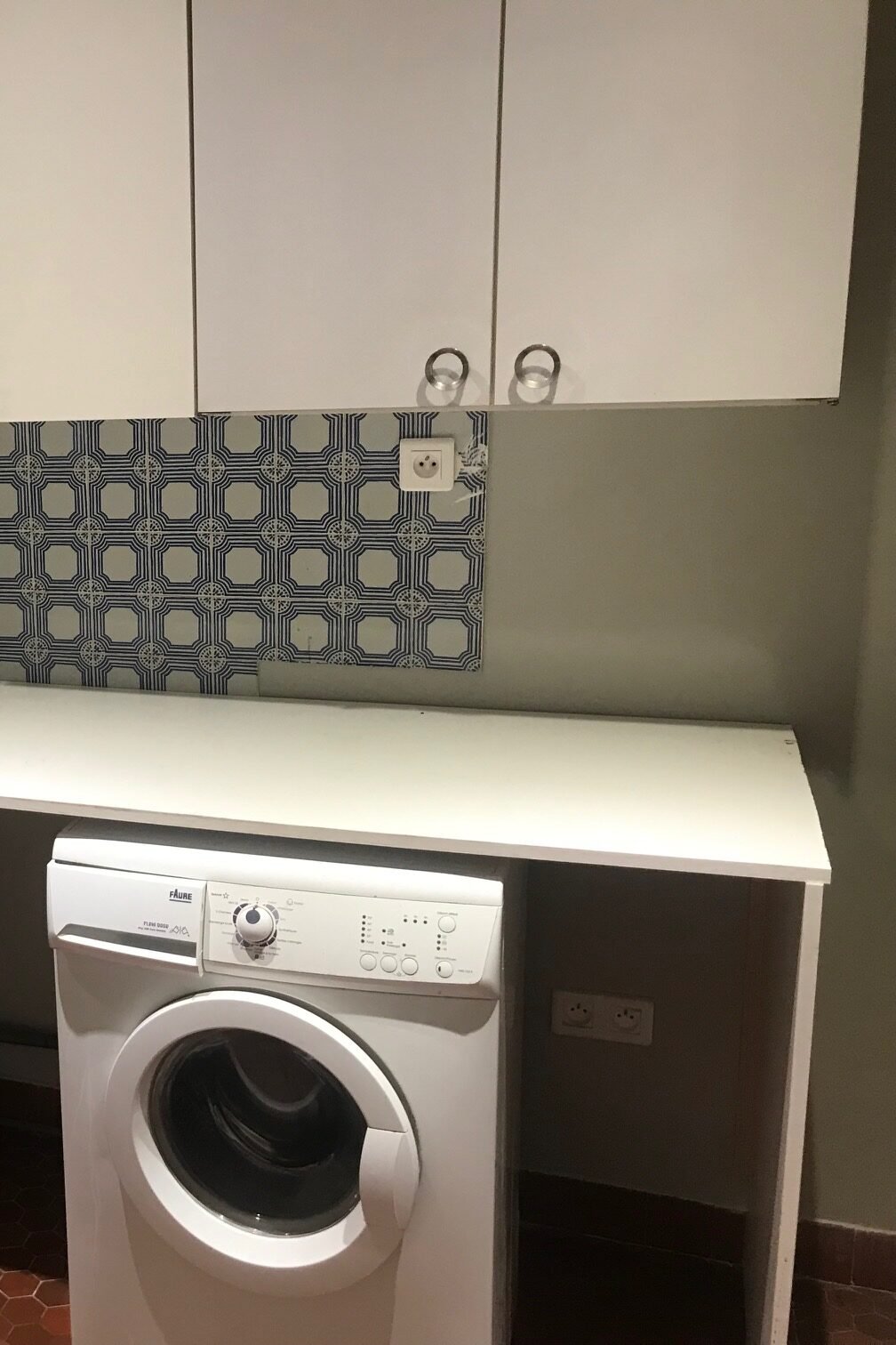 Buanderie avec lave-linge avant rénovation – appartement Paris 9