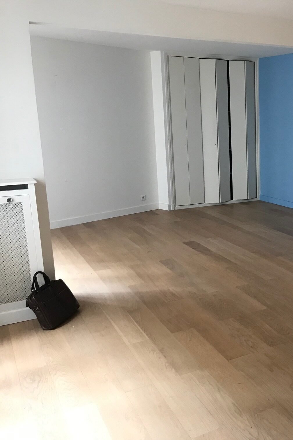 Pièce à vivre vide avec placards avant rénovation – appartement Paris 9