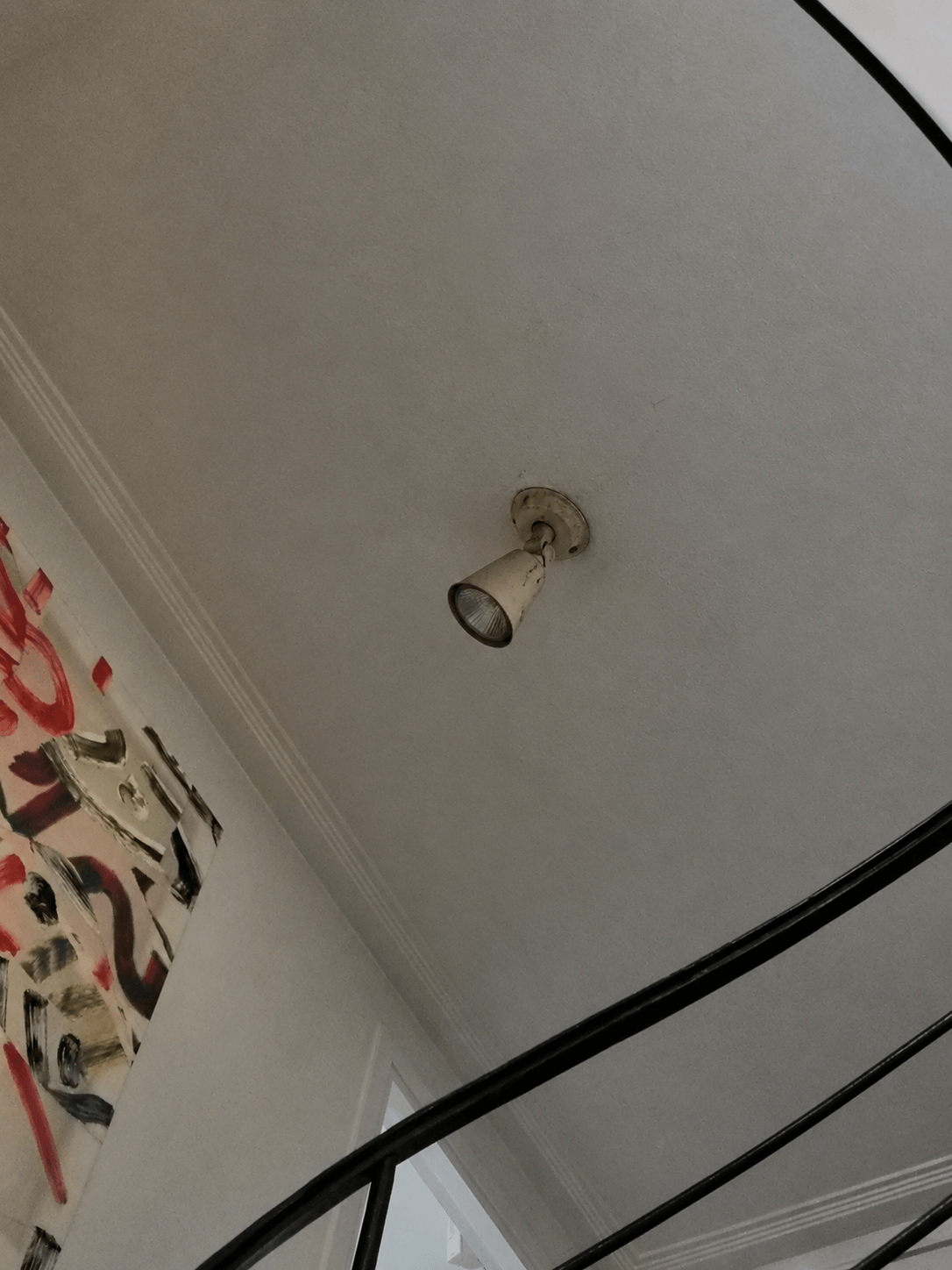 Cage d'escalier avec simple spot au plafond avant éclairage – duplex Paris 7