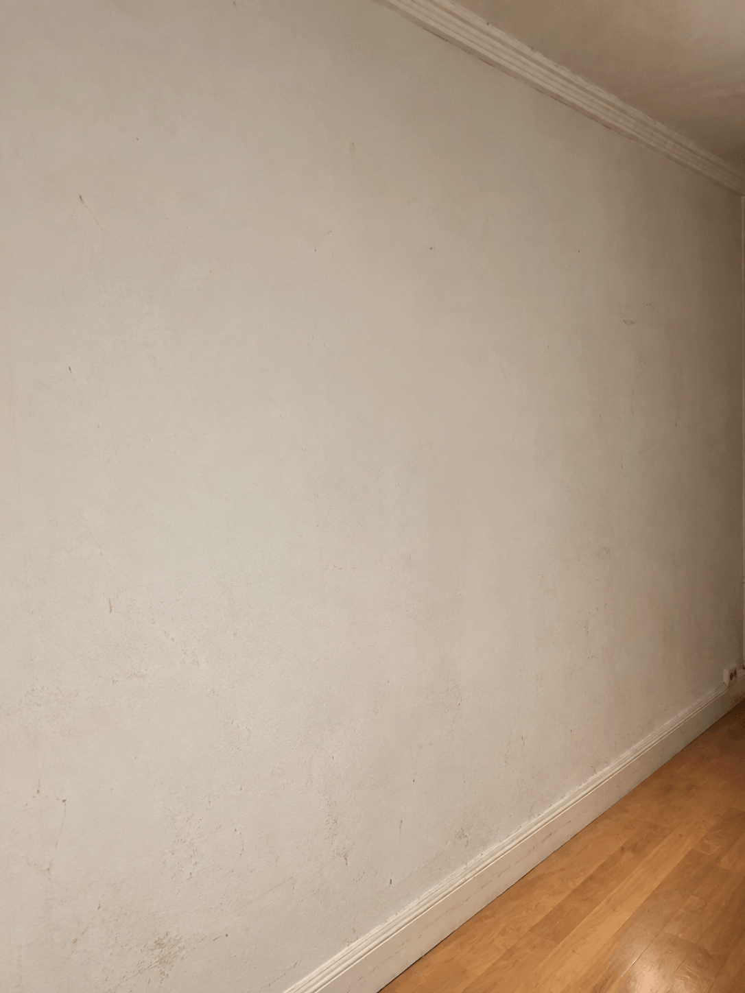 Mur blanc nu dans un couloir avant aménagement – duplex haussmannien Paris 7