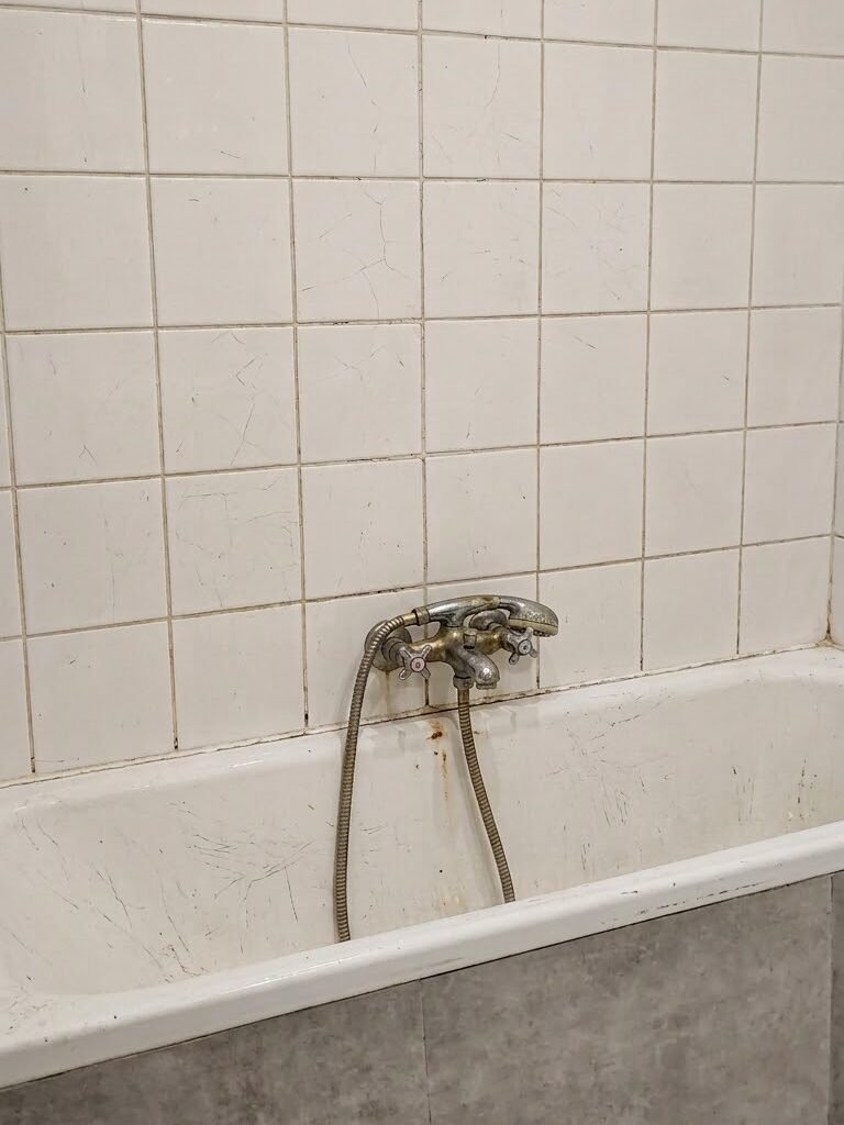 Baignoire avant rénovation dans un appartement à Paris 16