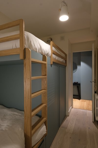 Chambre d'enfant avec lit mezzanine sur mesure en bois clair – appartement rénové Paris 9