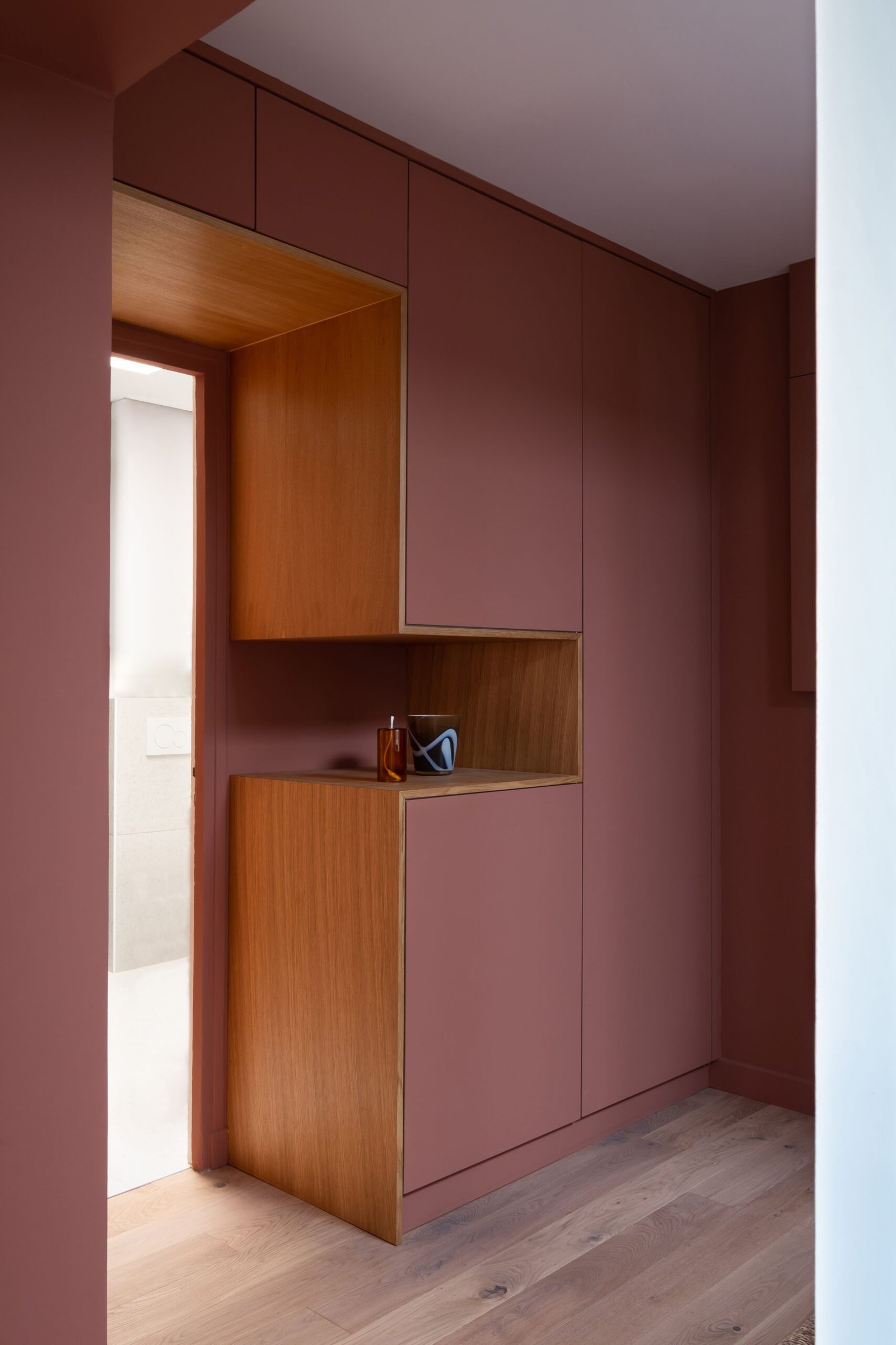 Transformation chambres de service sous-combles - Paris 17 4 Entrée avec placards sur mesure en bois et niche – appartement sous combles rénové Paris 17