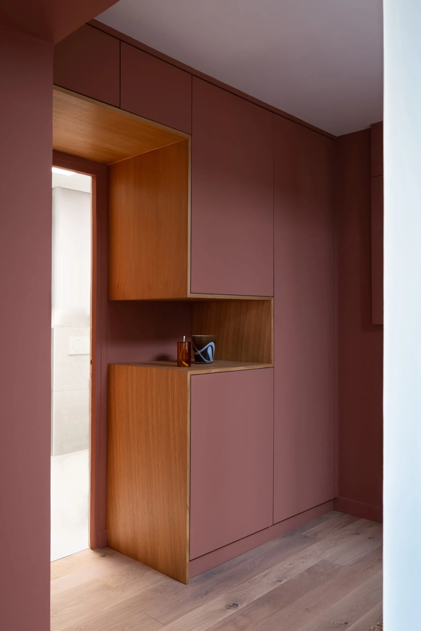Entrée avec placards sur mesure en bois et niche – appartement sous combles rénové Paris 17