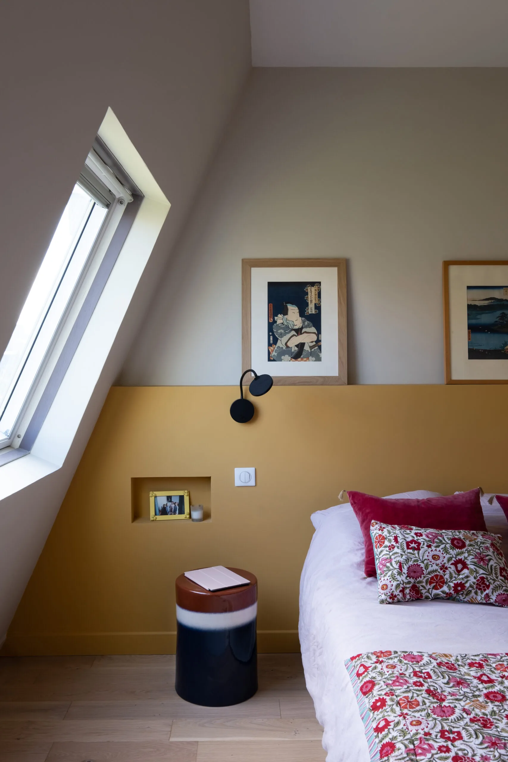 chambre jaune sous combles après rénovation