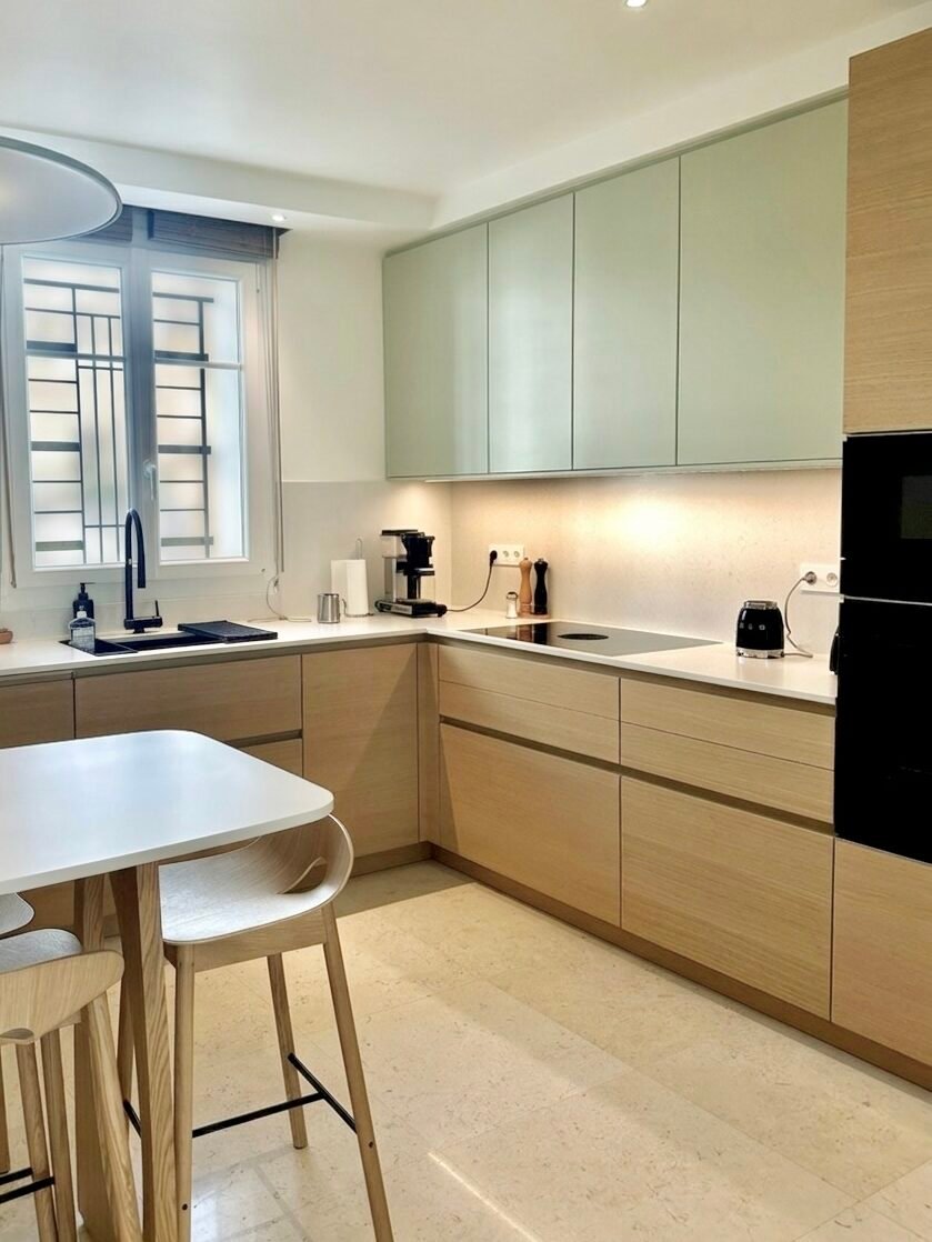 Aménagement d'une maison et rénovation de cuisine – Charenton-le-Pont 2 Cuisine en laque vert sauge et chêne naturel avec plan de travail en quartz ivoire – maison rénovée à Charenton-le-Pont