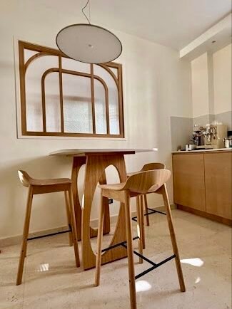 Aménagement d'une maison et rénovation de cuisine – Charenton-le-Pont 6 Coin repas avec table haute sur mesure en chêne et quartz et miroir en arches – cuisine rénovée à Charenton-le-Pont