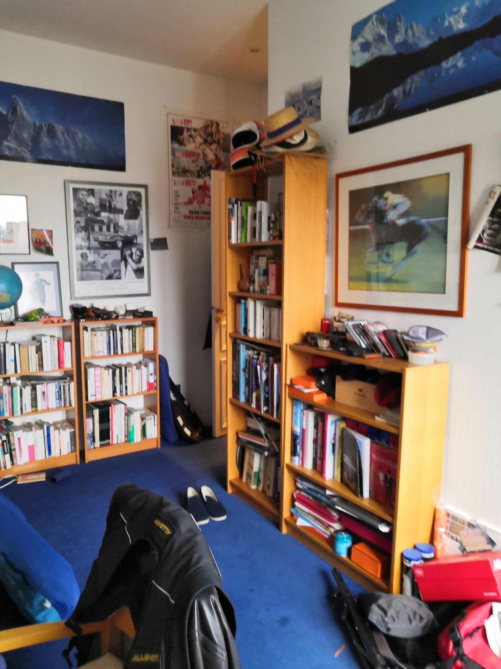 Chambre encombrée avec étagères et moquette bleue avant rénovation – appartement Paris 16
