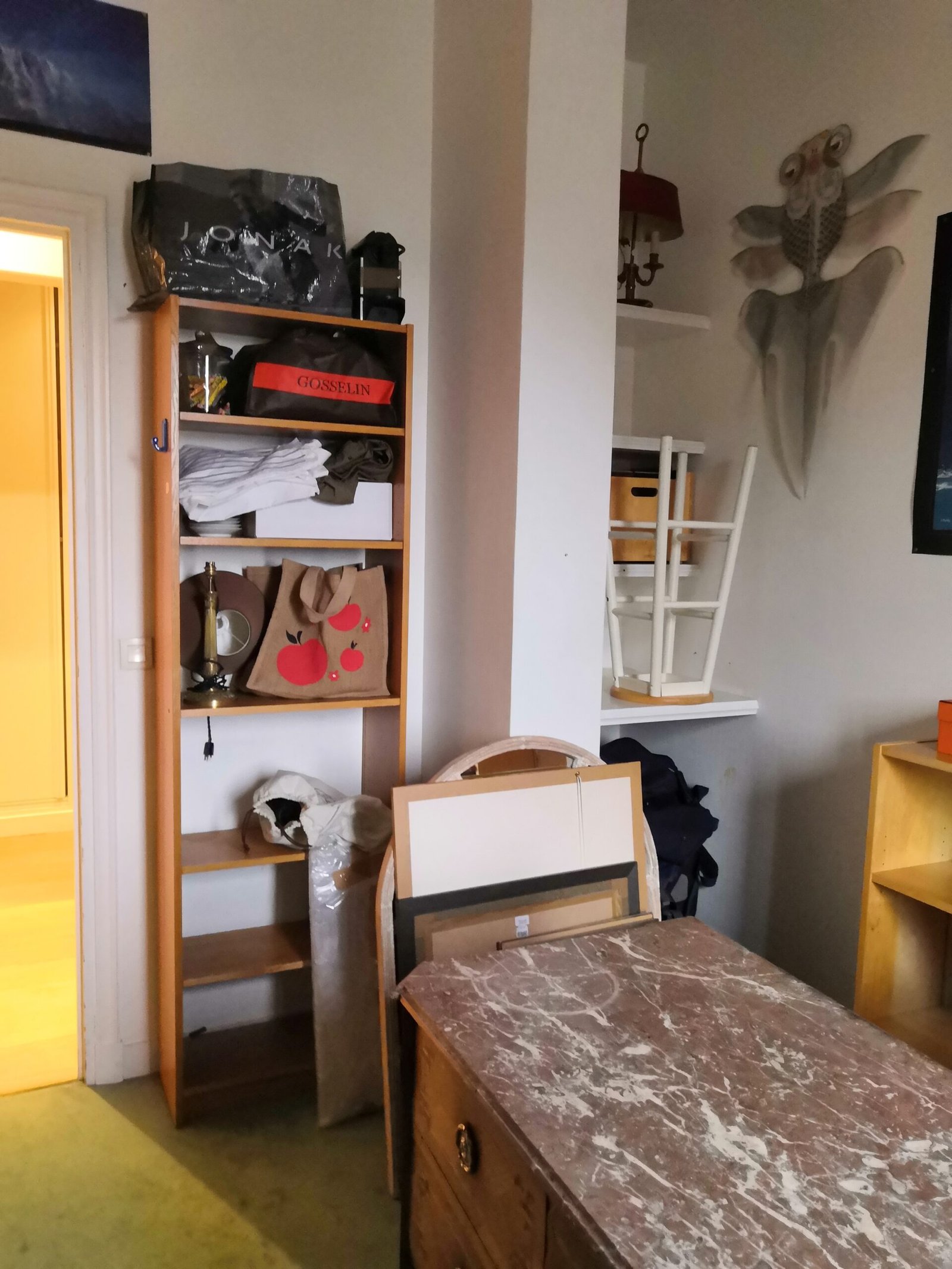 Bureau encombré avec étagère et commode en marbre avant rénovation – appartement Paris 16