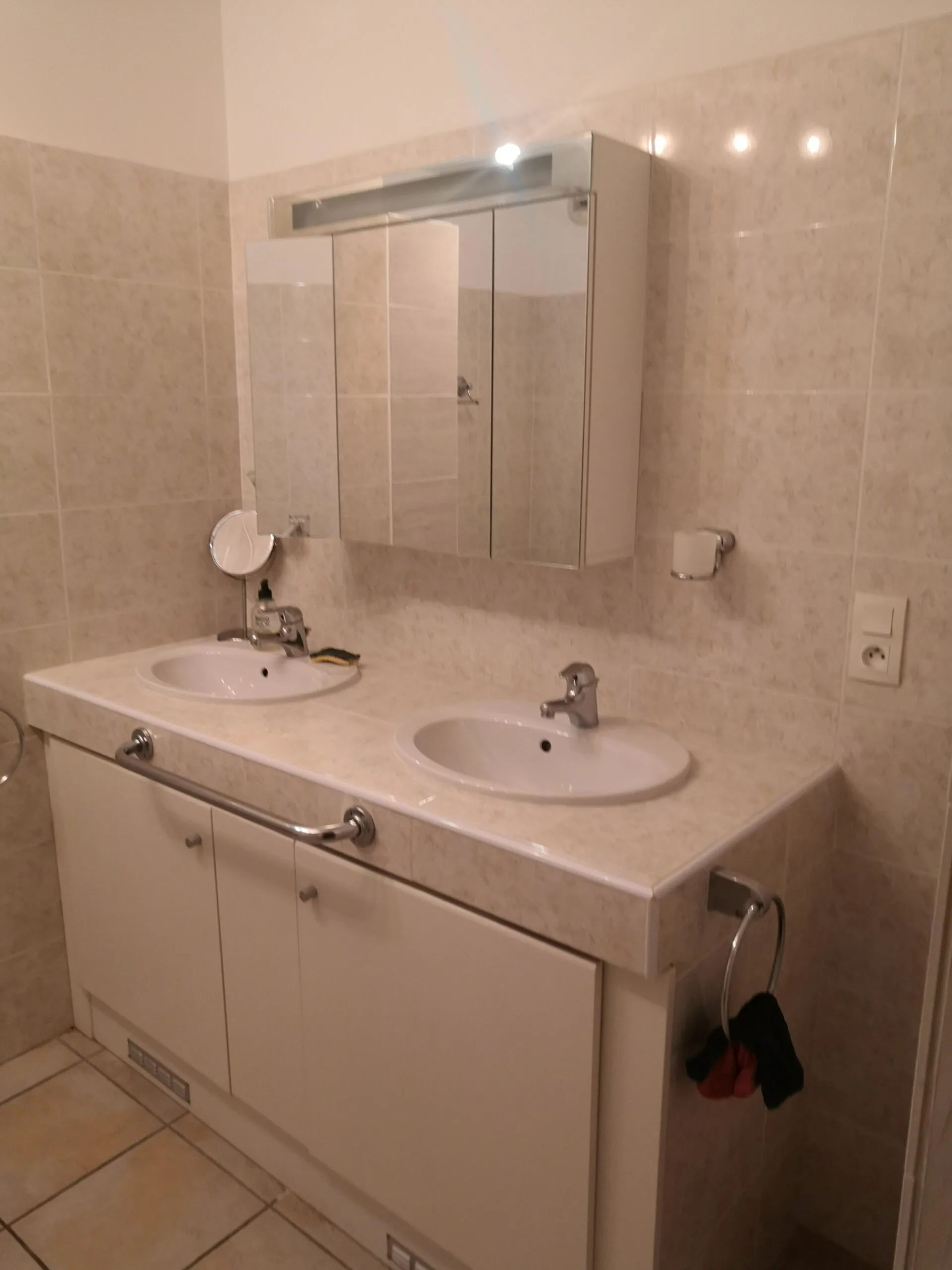 Ancienne salle de bain avec double vasque et carrelage beige avant rénovation – maison à Hyères