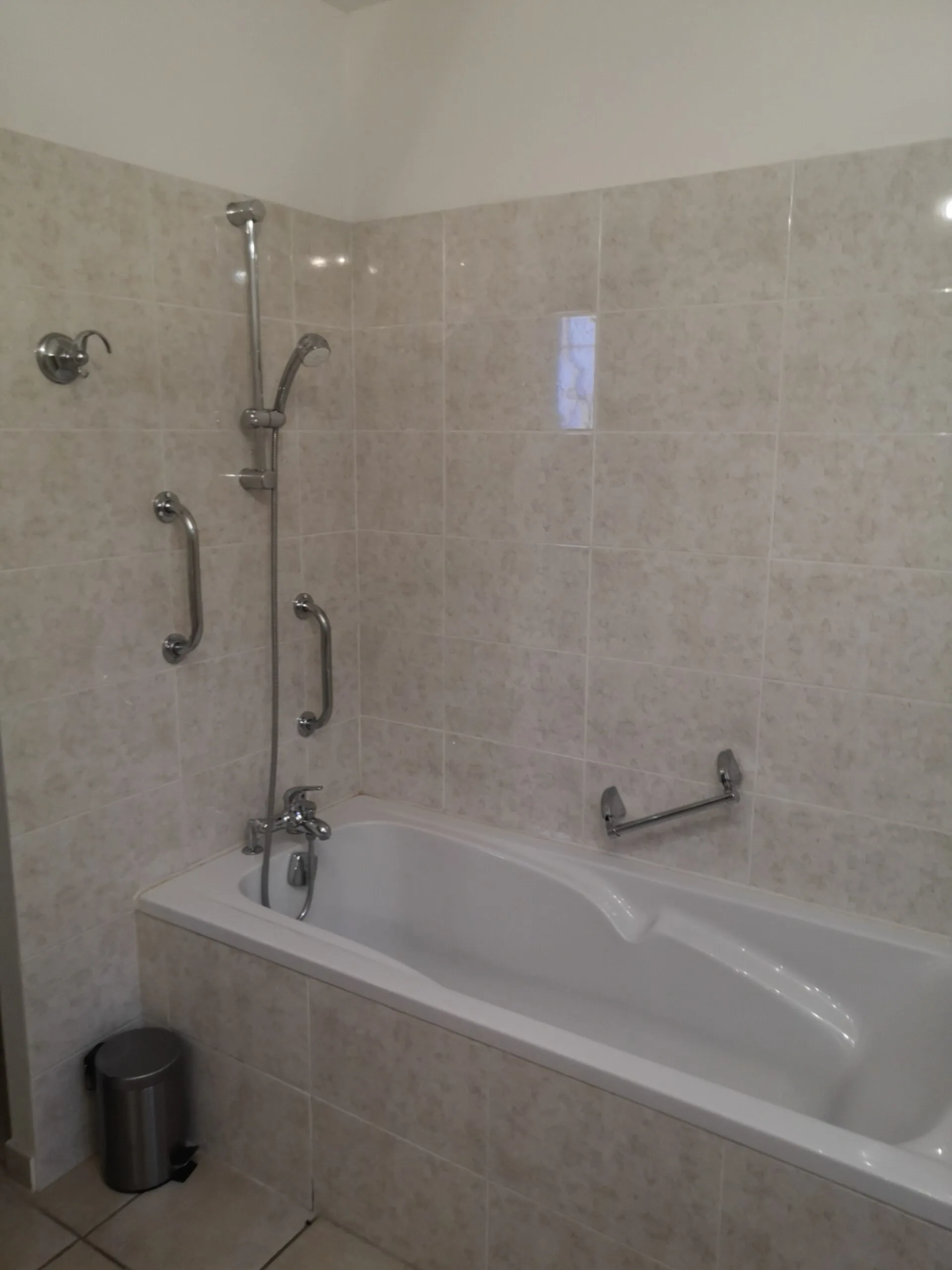 Ancienne baignoire encastrée et carrelage beige avant rénovation – maison à Hyères