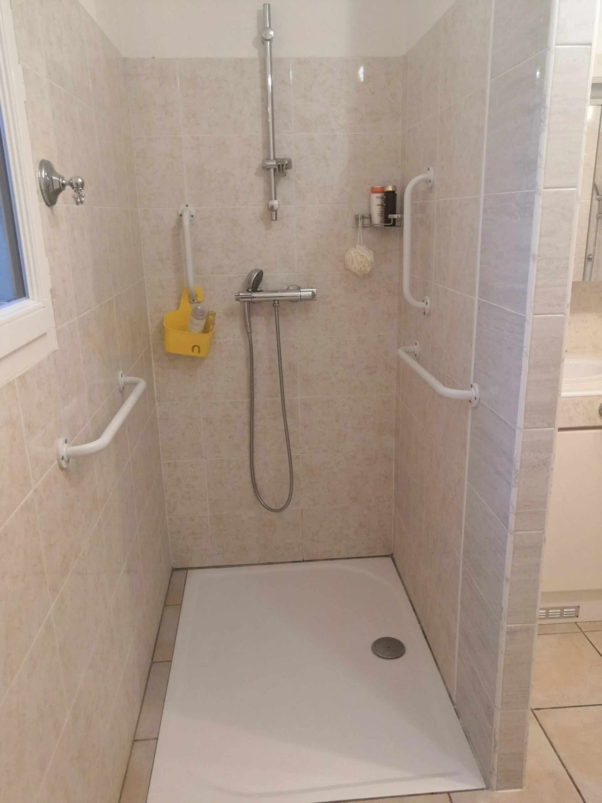 Ancienne douche avec receveur blanc et carrelage beige avant rénovation – maison à Hyères