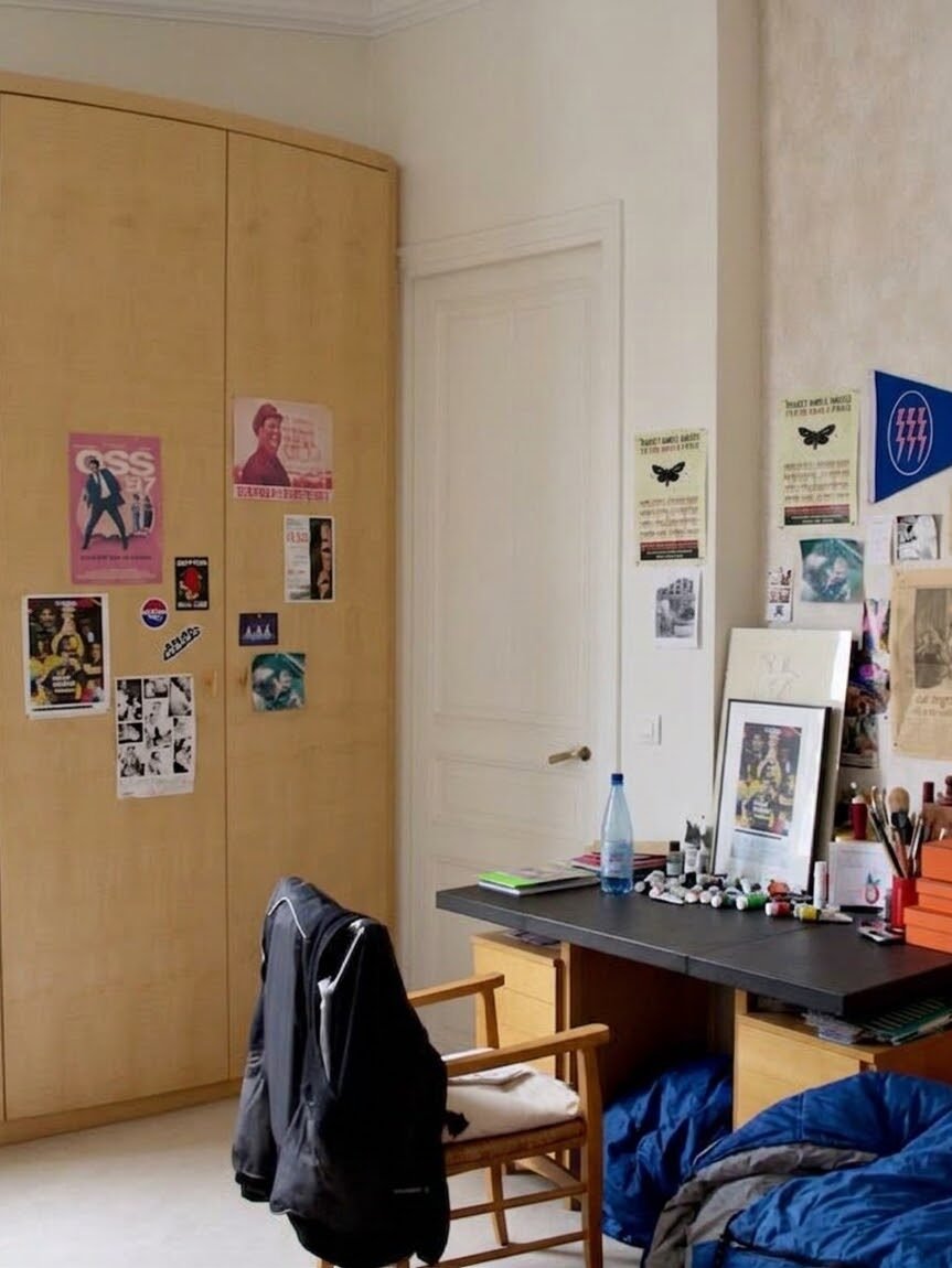 Chambre d'adolescent avec bureau et affiches avant rénovation – appartement Paris 16
